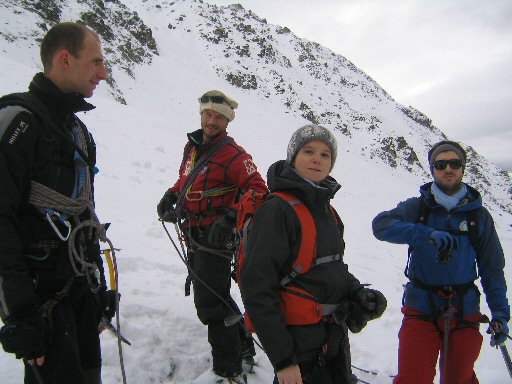 Aiguille Grive (19).jpg - On s'encorde et on met nos crampons.